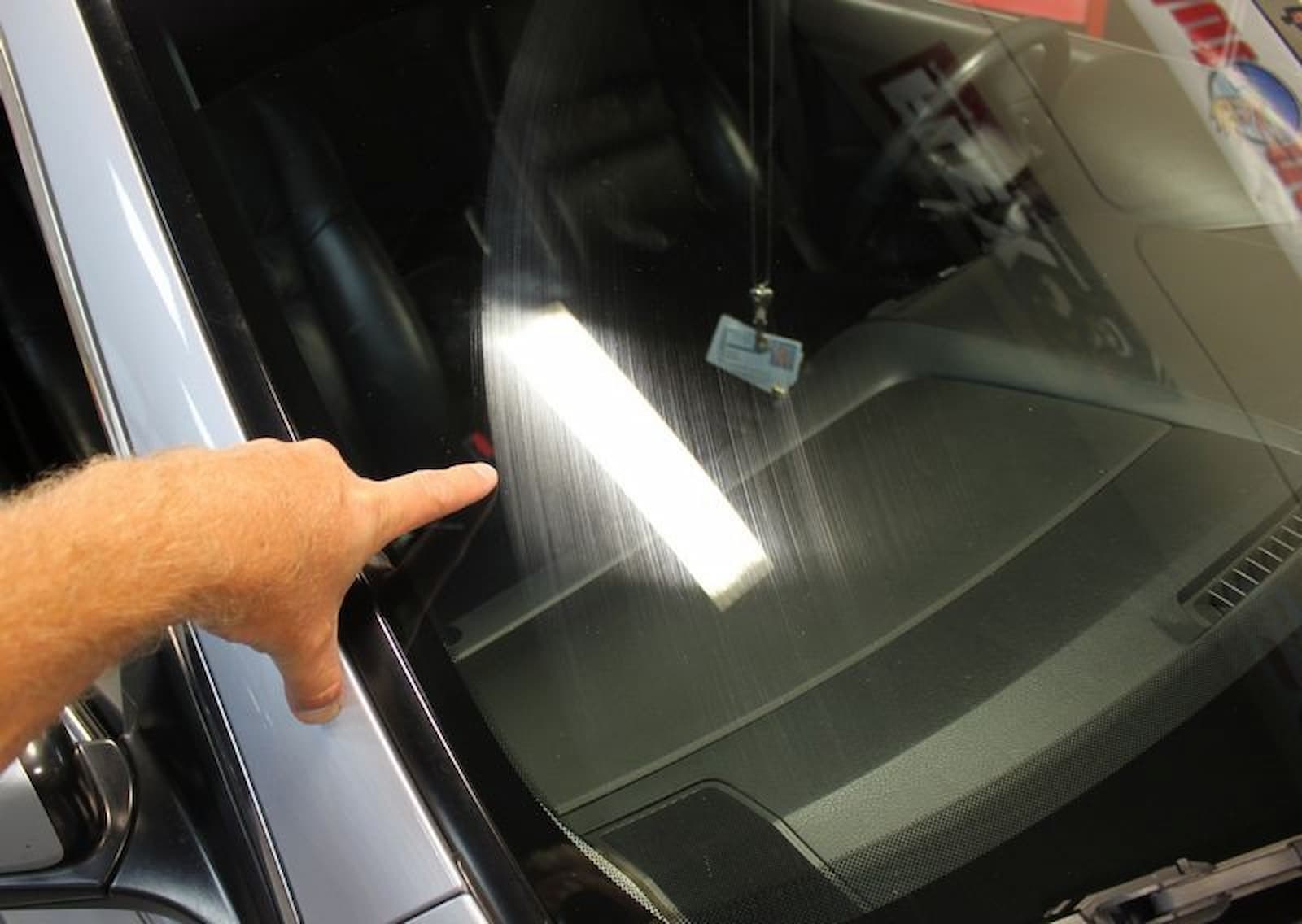 Como tirar risco de vidro de carros de forma caseira?